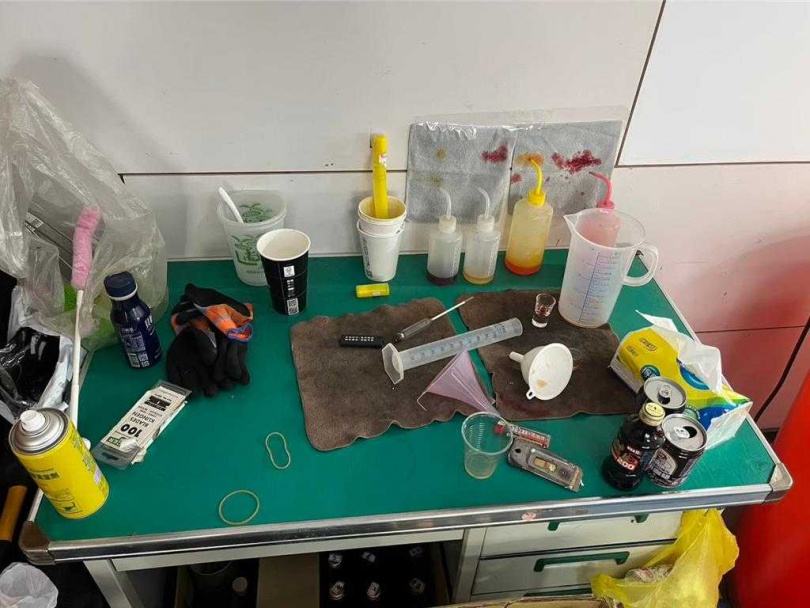 警方查調製偽酒用的工具。(圖/民眾提供)
