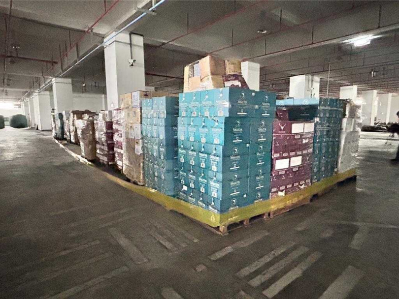 偽酒成品堆放在倉庫,準備運銷。(圖/民眾提供)
