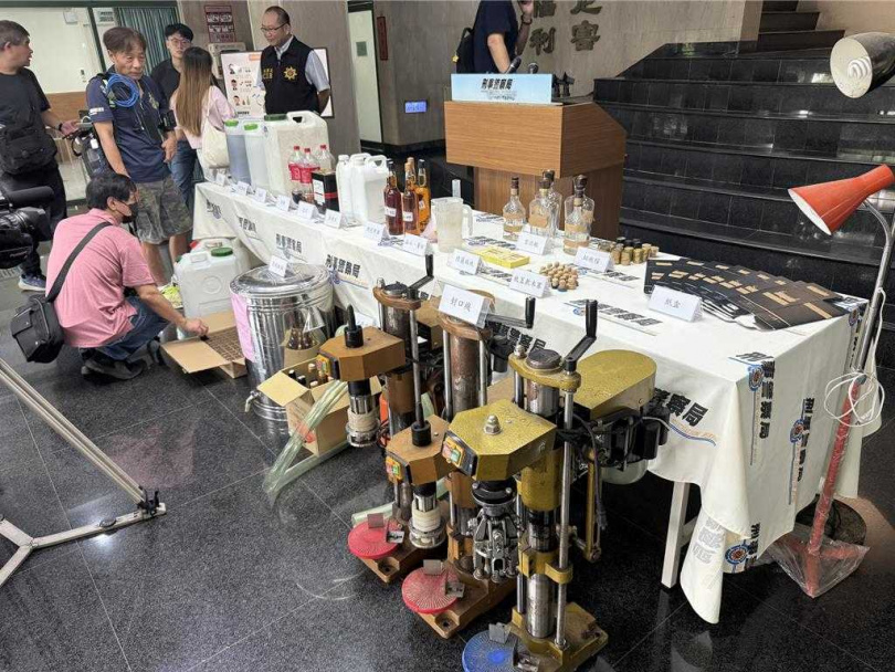 刑事局查扣封裝機、空酒瓶、軟木塞、防偽貼紙等作案用工具。(圖/中國時報寶智華攝)