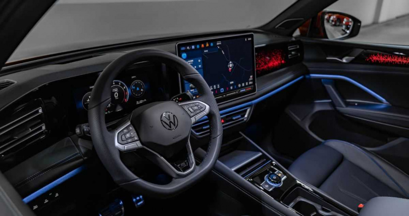 The all-new Tiguan駕駛座標配Digital Cockpit Pro 10.25吋全邏輯數位化儀表、三輻式真皮多功能方向盤含換檔撥片，並且透過方向機柱整合式排檔桿騰出更多置物空間，中控區配備Discover Pro Max 15 吋觸控式多媒體資訊系統（280 eTSI Elegance為12.9吋），搭載繁體中文第四代MIB模組化資訊娛樂系統（MIB4）以及原廠中文導航系統和台灣市場專屬的中文智慧語音助理，無論是導航路線或是車室設定都能直覺完成。（圖／福斯汽車提供）