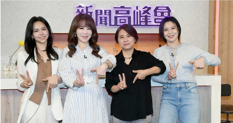 劉品言（右1）將挺孕肚主持台北電影節。（圖／華視提供）