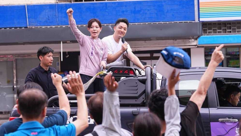 台北市長蔣萬安日前替停職中的新竹市長高虹安站台，呼籲民眾要踴躍投出反罷票，這也是蔣萬安跨區替面臨罷免的藍委首場輔選行程（圖／翻攝高虹安臉書）&nbsp; &nbsp; &nbsp; &nbsp;