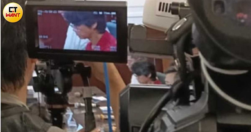 台師大教練周台英（紅衣者）在記者會中多數時間低頭不語。（圖／顏瑋辰攝）