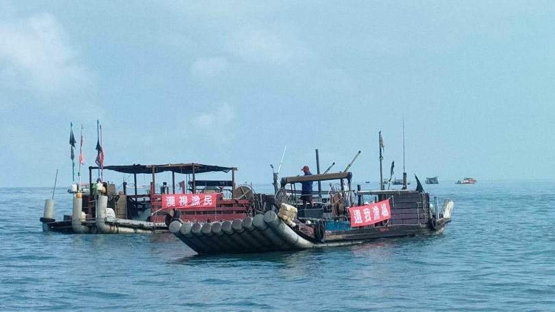 台中港因著商船盤據與離岸風電場需求，幾度擴建之下大幅限縮原有漁場，被衝擊生計的漁民發起多次海上抗爭，希望多爭取些禁漁補償。（圖／報系資料照）