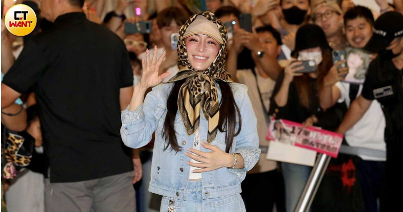 看到逾300位粉絲熱情接機，濱崎步露出笑容，不斷揮手。（圖／侯世駿攝）