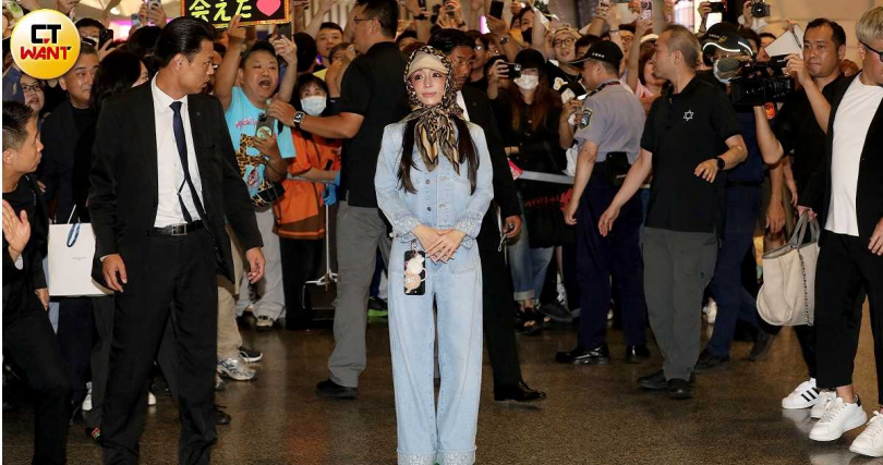 濱崎步穿著藍色牛仔外套及同色長褲，頭戴帽子搭配豹紋頭巾，裝扮時髦。（圖／侯世駿攝）