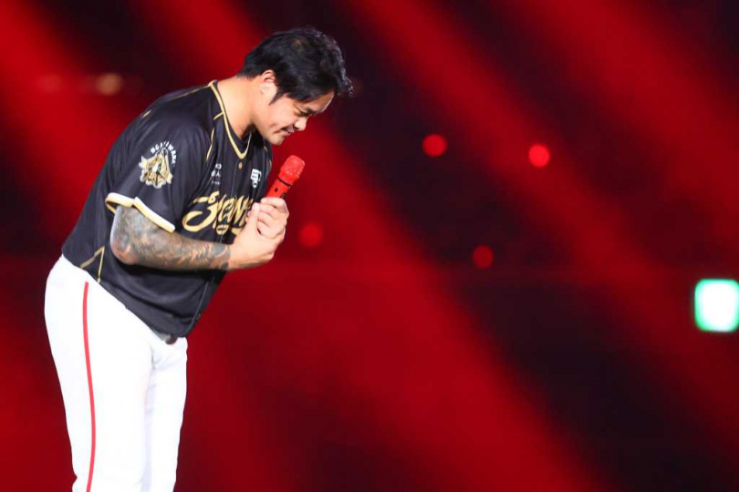 林智勝鞠躬感謝球迷一路相挺。（圖／中國時報鄧博仁攝）