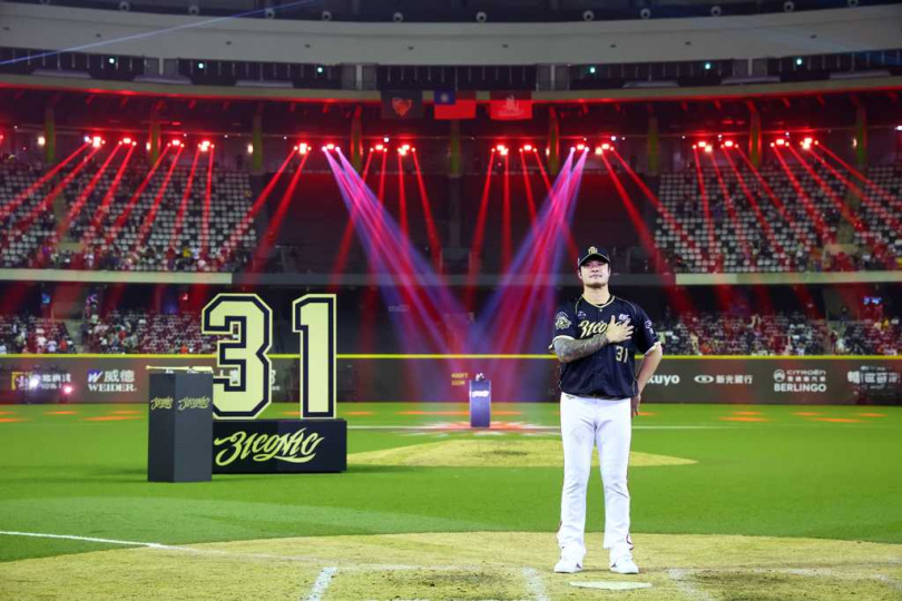 林智勝在引退儀式感謝大巨蛋現場球迷。（圖／中國時報鄧博仁攝）