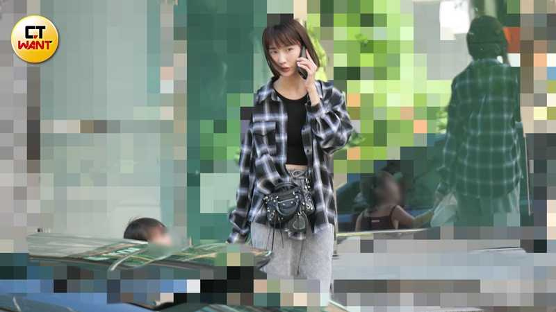 本刊記者8月份目擊粿粿到幼兒園接粿醬放學，觀察到她與范姜應是輪流照顧女兒。（圖／本刊攝影組）