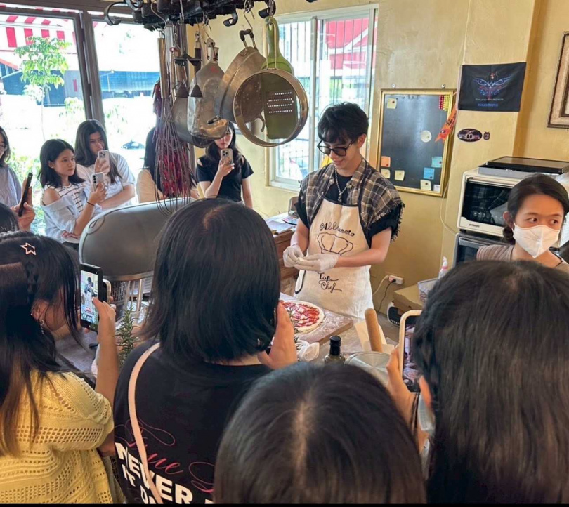 詹仕偉帶領粉絲重返MV拍攝地,一同動手製作披薩。(圖/我在娛樂提供)