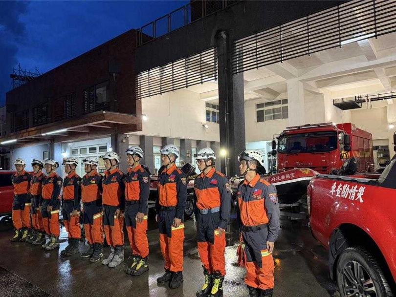 宜蘭縣政府已動員 6艘橡皮艇、16名專業消防人員及多項救災裝備，連夜火速馳援花蓮，加入當地救援行列。（圖／宜蘭縣政府提供）