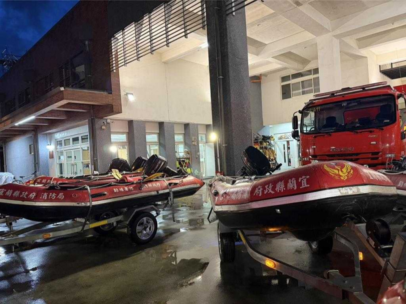 宜蘭縣政府已動員 6艘橡皮艇、16名專業消防人員及多項救災裝備，連夜火速馳援花蓮，加入當地救援行列。（圖／宜蘭縣政府提供）