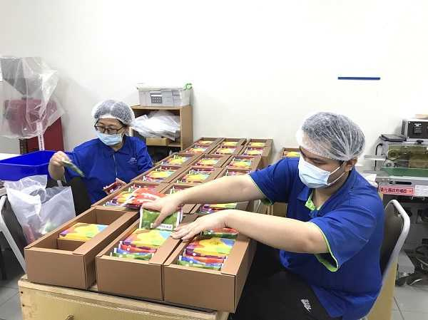 【喜樂小兒麻痺關懷協會】庇護員工細心地包裝咖啡。(圖片提供／頂新和德文教基金會）