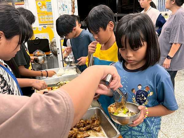 【中華愛悅公益慈善發展協會】莿桐書屋除了傳承阿美族文化，也提供兒少餐點，補足營養。(圖片提供／頂新和德文教基金會）