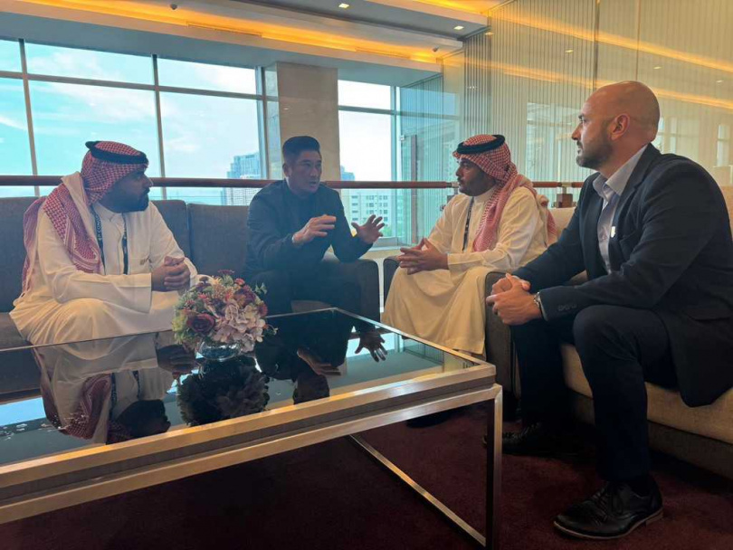 亞洲棒球總會會長辜仲諒(左二)與沙烏地阿拉伯會員代表交換意見,討論西亞棒球發展現況。(圖/亞洲棒球總會提供)