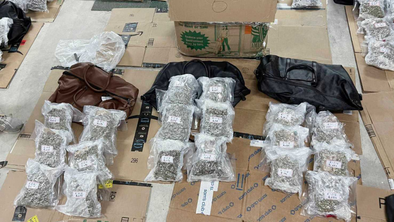 警方在王皓莆等人於內湖倉庫某據點內,查獲大量精品包包內的大麻。(圖/翻攝畫面)