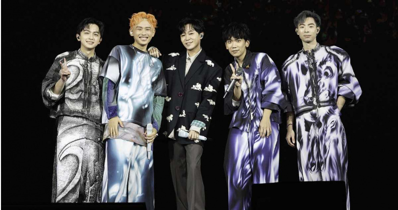 吳青峰擔任理想混蛋小巨蛋演唱會第二天嘉賓。(圖/何樂音樂提供)