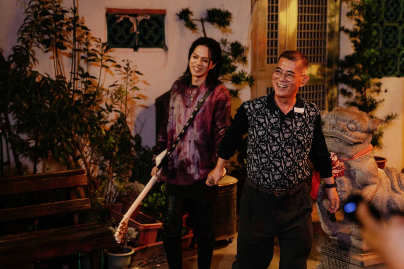 林頤原特地回到家鄉鹿港拍攝MV,並邀請爸爸同框入鏡。(圖/華納音樂提供)