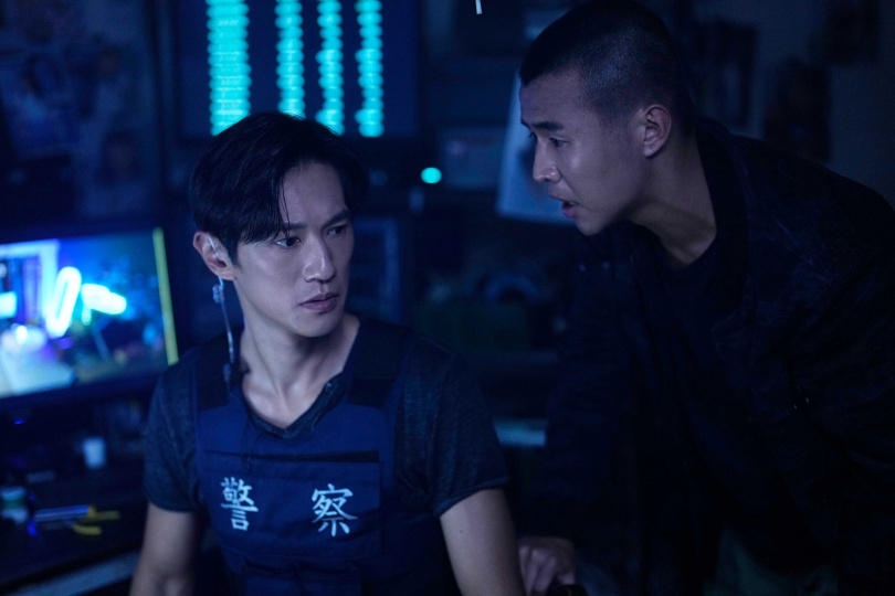 《看看你有多愛我》鍾承翰（左）飾演偵辦綁架案的刑警，右為屁孩。（圖／晴天影像提供）
