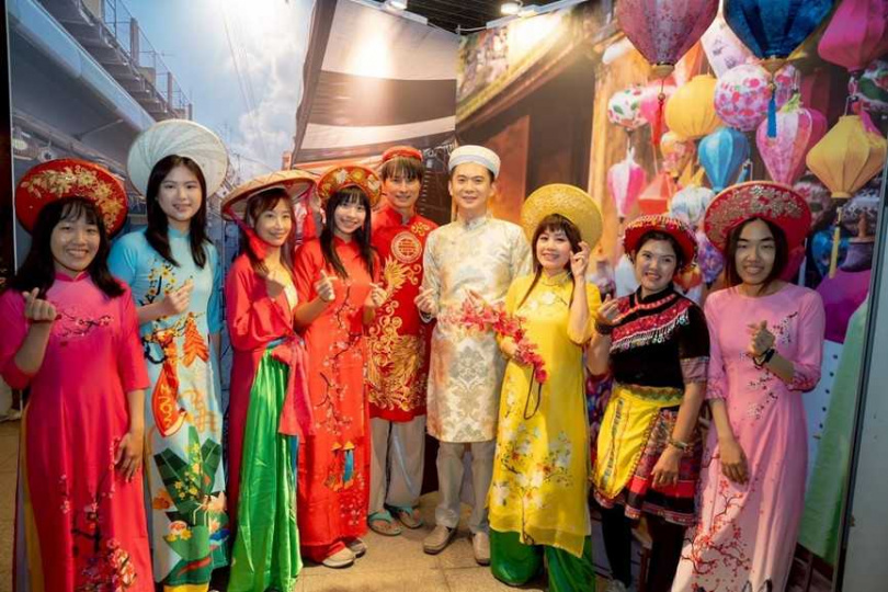 竹北市長鄭朝方（右4）指出竹北市常住外籍人口恐怕高達8,000人，是竹北中流砥柱的新生力量。（圖／翻攝自竹北市公所媒體群組）