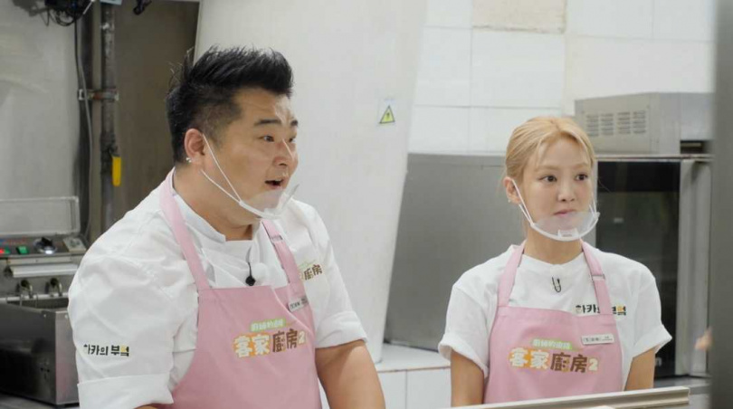 李元日（左）與首次擔任二廚的孝淵。（圖／中天提供）