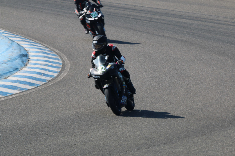 王君豪為學車曬黑不少,但直呼一切付出都值得。(圖/王君豪提供)