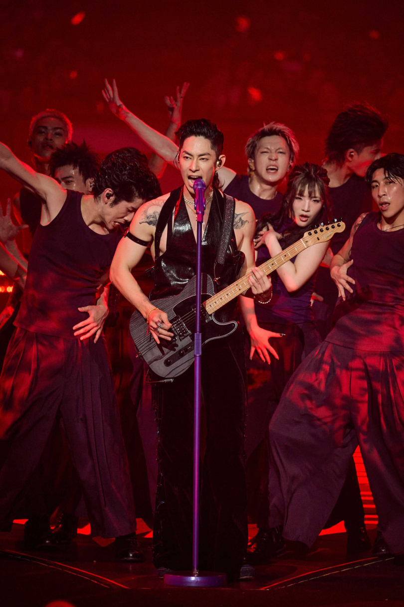 吳建豪扭腰擺臀被稱為「奪命三搖」。（圖／相信音樂提供）