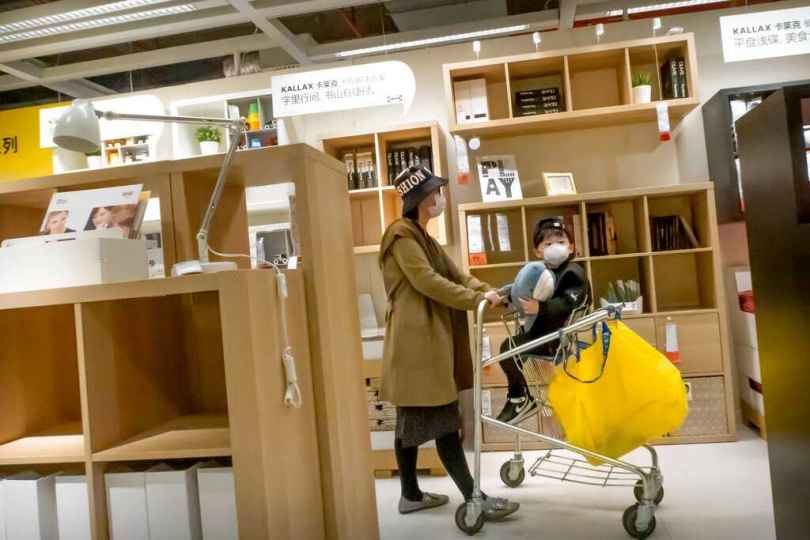 在大陸房市低迷與消費轉型影響下，大型商場經營壓力加劇。