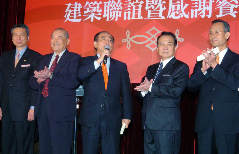 宏泰集團創辦人林堉璘（左2）被譽為「台灣地王」，與兄林堉琪（宏國集團創辦人）、弟林榮三（聯邦集團與自由時報創辦人）合稱「三重幫」，是台灣最具實力的政商家族之一。（圖／報系資料庫）