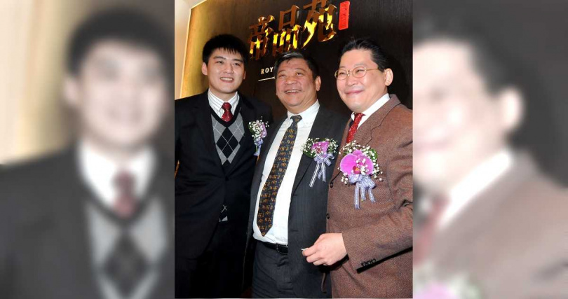 林堉璘辭世後，由大房三子林鴻南﹙右﹚接下宏泰集團。圖為林鴻南與三房之子林鴻森﹙左﹚及甲山林集團董事長祝文宇﹙中﹚。（圖／報系資料庫）