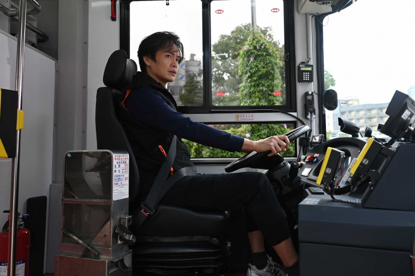 黃鐙輝考大客車駕駛滿分過關。（圖／麥卡貝網路電視提供）