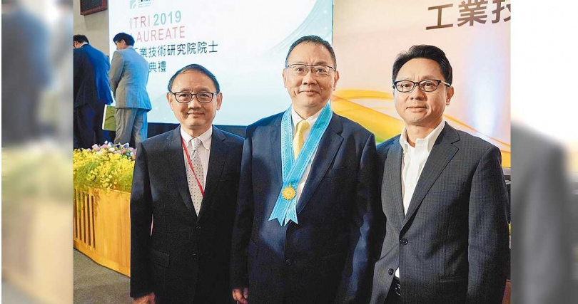 精金隸屬於華新麗華集團，圖為焦家兄弟合影，華邦電子董事長焦佑鈞（中），華新麗華董事長焦佑倫（左）及瀚宇彩晶董事長焦佑麒（右），焦佑麒同時擔任精金董事。（圖／報系資料照）