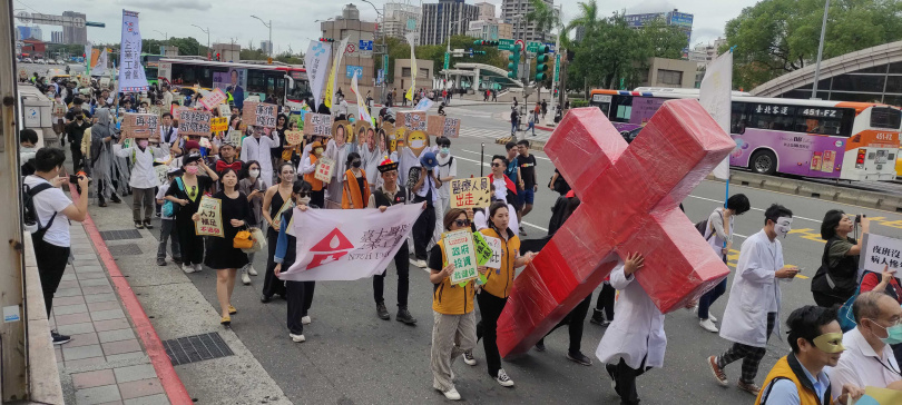 2023年醫療人員曾走上街頭抗議不合理待遇，至今放射師缺工與人才出走問題仍持續延燒。（圖／報系資料照）&nbsp;