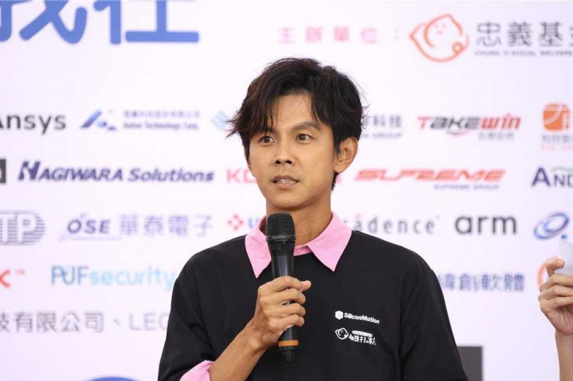 阿翔去年底出席同一公益活動時,被問粿粿婚內出軌王子一事,表情尷尬。(圖/報系資料照)