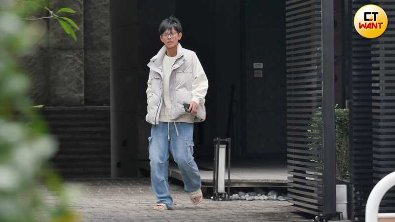 早在2月6日上午本刊曾直擊到阿翔穿著輕便拖鞋現身社區大門，根據近期實價登錄，該處房價每坪110萬，粗估新家約台幣7000萬。（圖／本刊攝影組）