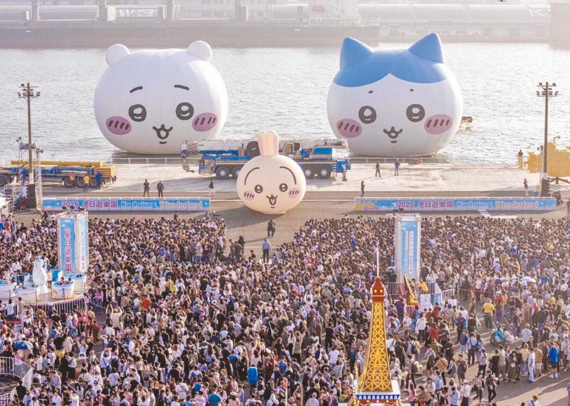 直轄市觀光資源充足,舉辦各式大型聯名活動,也使得國旅人潮多集中在都市。圖為2025高雄冬日遊樂園吉伊卡哇吸引滿滿人潮(圖/高雄市政府觀光局)