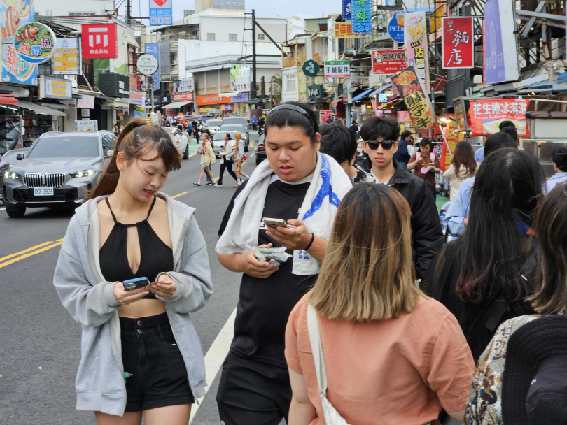 2025年雖然墾丁大街人潮已有明顯回流,但住宿業者卻不一定受惠,原因在於遊客多是當天來回,逛完就離開。(圖/報系資料庫)