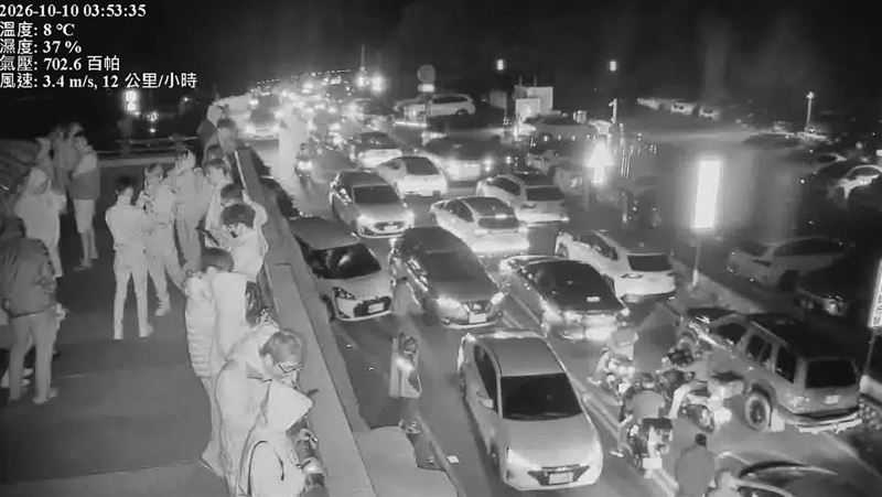 武嶺台14甲線凌晨車潮爆量,雙向道路幾乎被車輛占滿,交通一度動彈不得。(圖/翻攝自臉書,中橫路況交通資訊站)