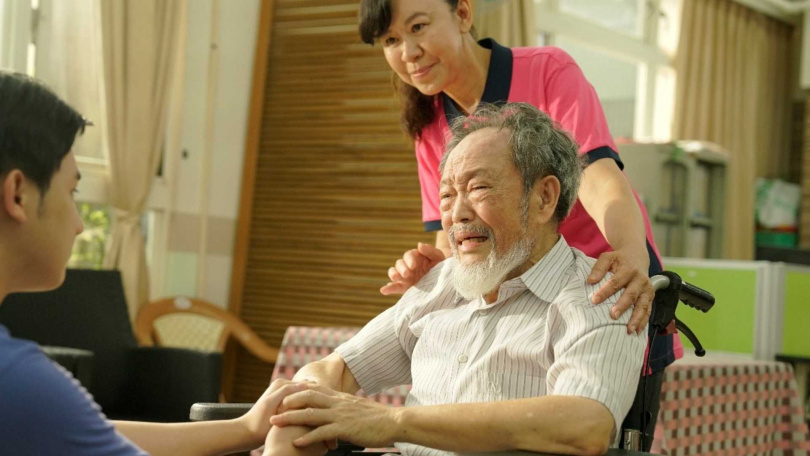 《今天愛上我》杜滿生緊握住手,謝展榮情緒潰堤。(圖/大愛)