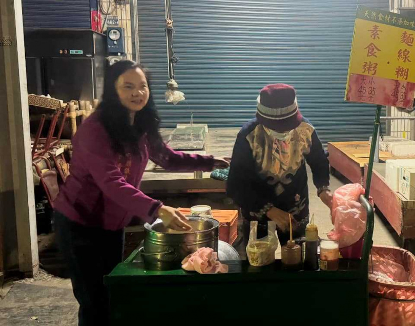 鹹粥嬤連日來天還沒亮就頂著寒風出門擺攤，讓人十分不捨。（圖／翻攝自賴清美臉書）
