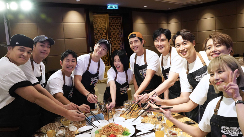 苗可麗、胡宇威、蔡昌憲、禾浩辰、蔡凡熙等人一起體驗馬來家鄉過年習俗的「撈魚生」。（圖／三立提供）