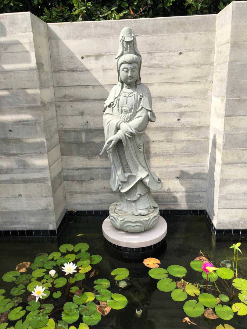 洛杉磯野火肆虐，吳宇森住家平安沒事，院子裡的觀音還完好。（圖／倪有純提供）