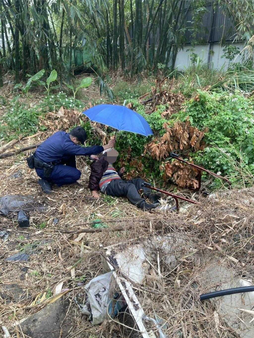 96歲鄭姓老翁散步失音訊，桃警獲報冒雨在荒野中順利尋獲。（翻攝照片／中國時報蔡依珍桃園傳真）