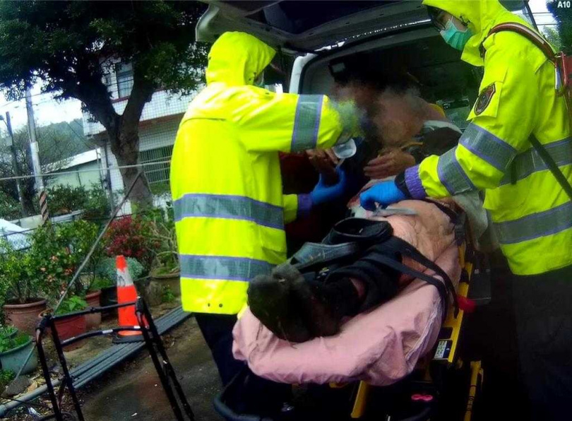 96歲鄭姓老翁散步失音訊，桃警獲報冒雨在荒野中順利尋獲。（翻攝照片／中國時報蔡依珍桃園傳真）