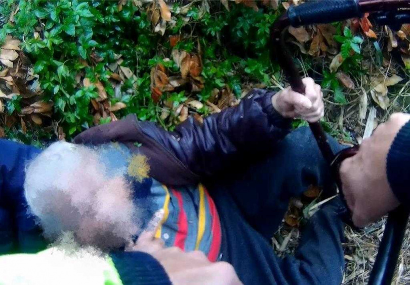 96歲鄭姓老翁散步失音訊，桃警獲報冒雨在荒野中順利尋獲。（翻攝照片／中國時報蔡依珍桃園傳真）