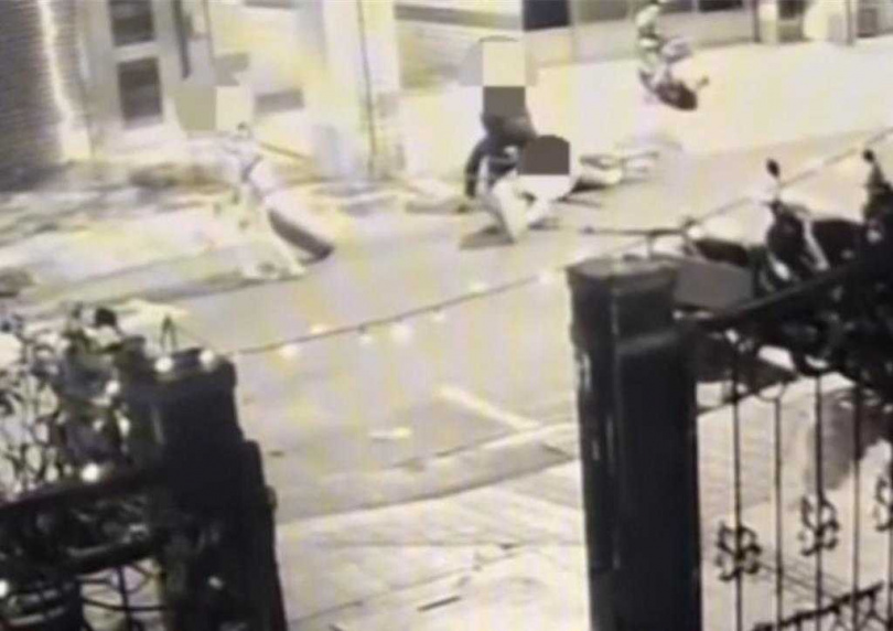 李男與郭姓友人互毆時，一旁鄰居趕緊將瓦斯桶拉離現場。（圖／民眾提供）