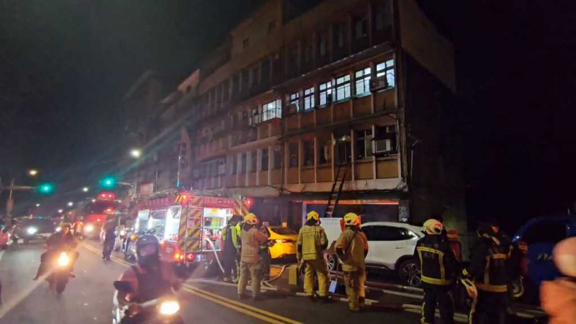 基隆市安一路一處民宅2樓，11日晚間9時許發生火災，造成獨居的徐姓老婦人嗆傷送醫，目前正插管急救中。（圖／翻攝照片／中國時報張志康基隆傳真）