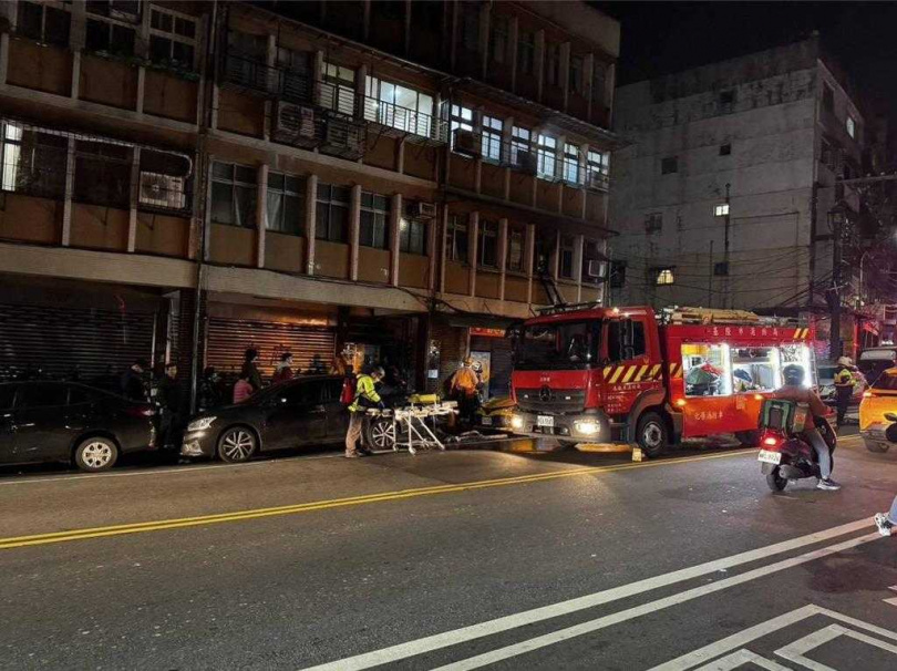 基隆市安一路一處民宅2樓，11日晚間9時許發生火災，造成獨居的徐姓老婦人嗆傷送醫，目前正插管急救中。（圖／翻攝照片／中國時報張志康基隆傳真）