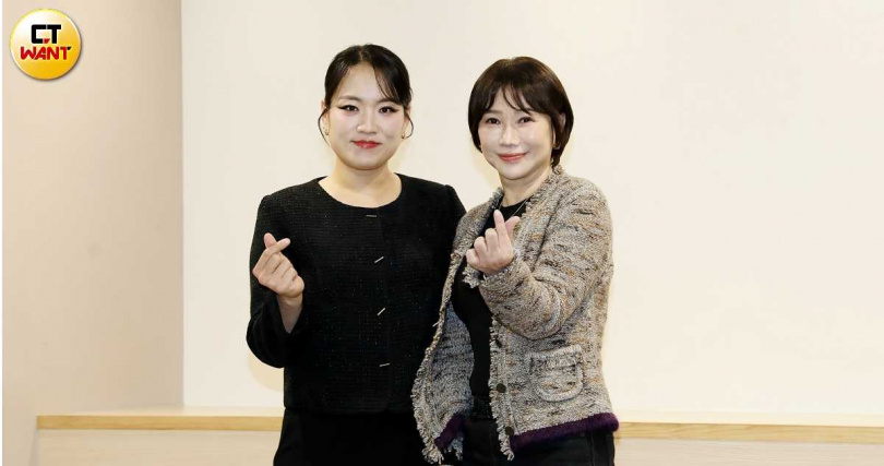 鄭智善和經紀人陳安齊簽約，拓展演藝事業。（圖／侯世駿攝）