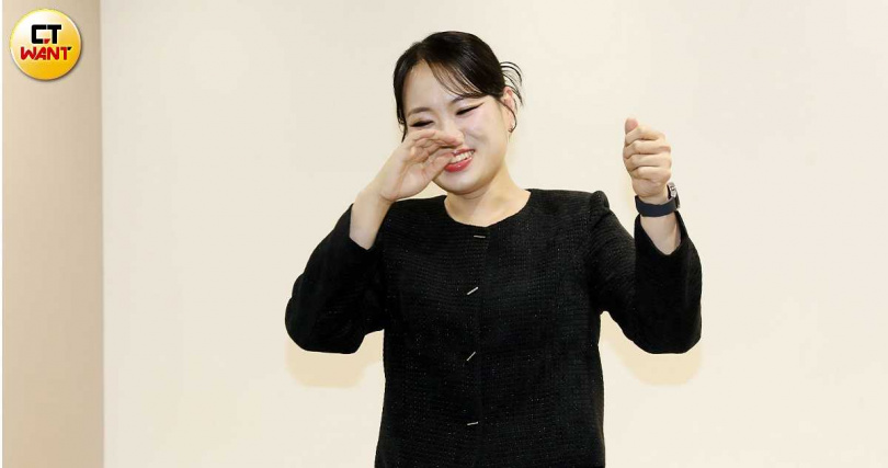 被cue擺出製作拔絲的姿勢，鄭智善忍不住笑場。（圖／侯世駿攝）